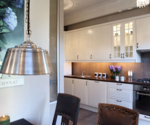 Biały apartament w starej kamienicy