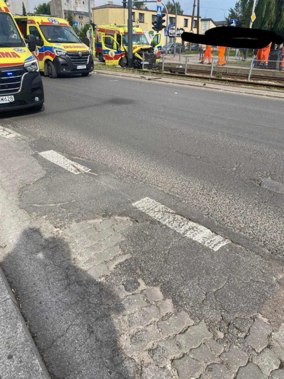 Łódź. Fatalny wypadek karetki! Kilka osób zabranych do szpitala [ZDJĘCIA]