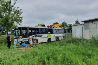 Koszmarny wypadek w Jełowej pod Opolem! Autokar z dziećmi w rowie. Ranni w szpitalu! Najgorzej jest z kierowcą [AKTUALIZACJA]
