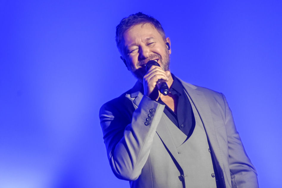 Gwiazdy na premierze filmu "Ania". Pojawił się także niewidziany syn Przybylskiej. Szymon Bieniuk nie krył przejęcia
