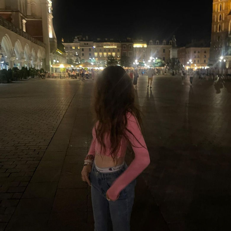 Viki Gabor nocą na mieście