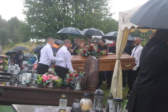 Niebo zapłakało nad Reginą Ż. Wzruszający pogrzeb ofiary tragedii na Węgrzech