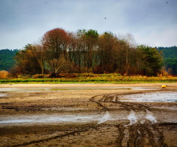 Rekordowo niski poziom wody w zalewie 