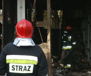 Pożar garaży przy USK w Białymstoku. Jedna osoba poparzona