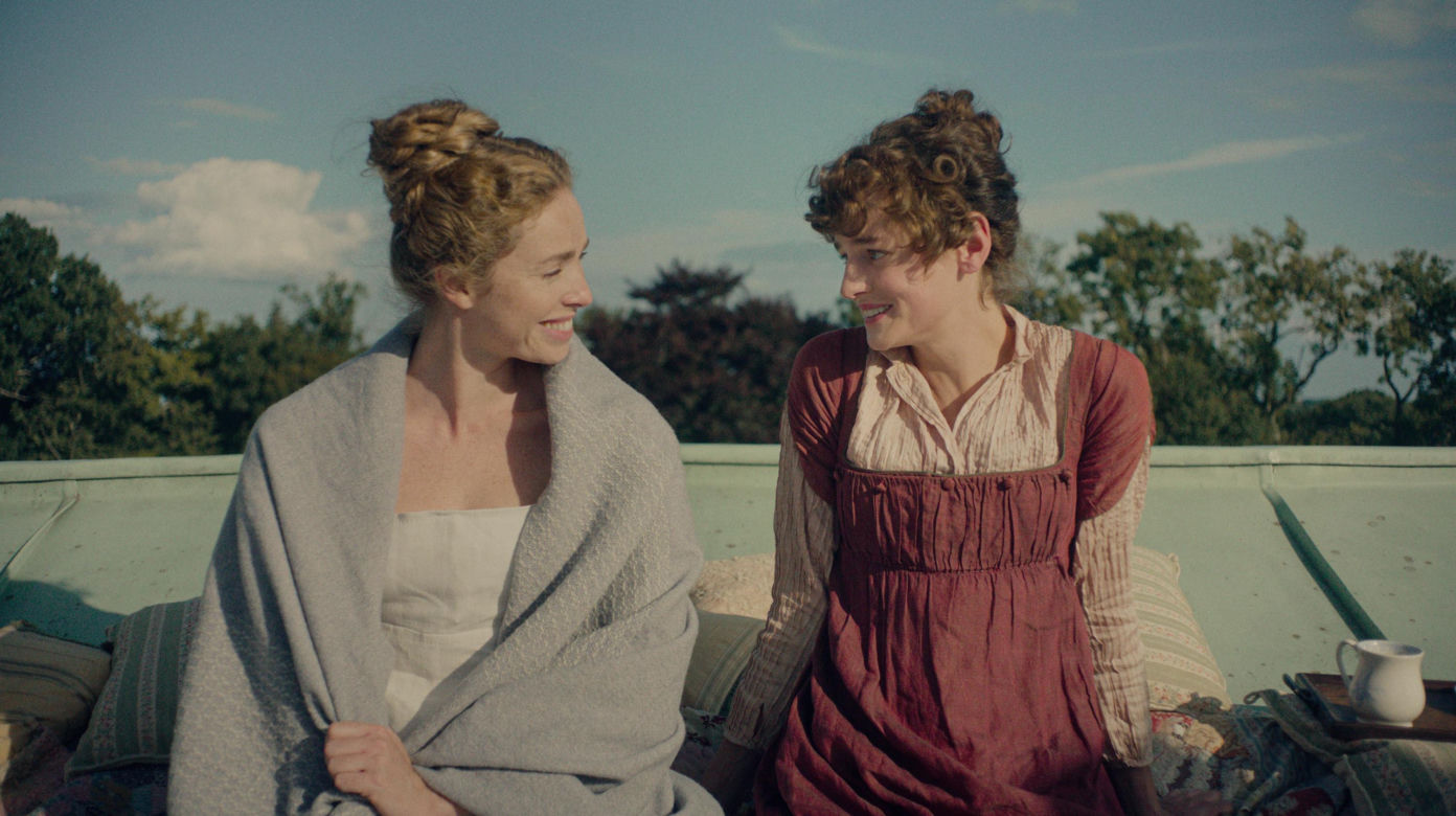 Freya Mavor oraz Emma Corrin jako Jane i Elizabeth Bennet