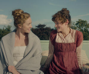 Freya Mavor oraz Emma Corrin jako Jane i Elizabeth Bennet