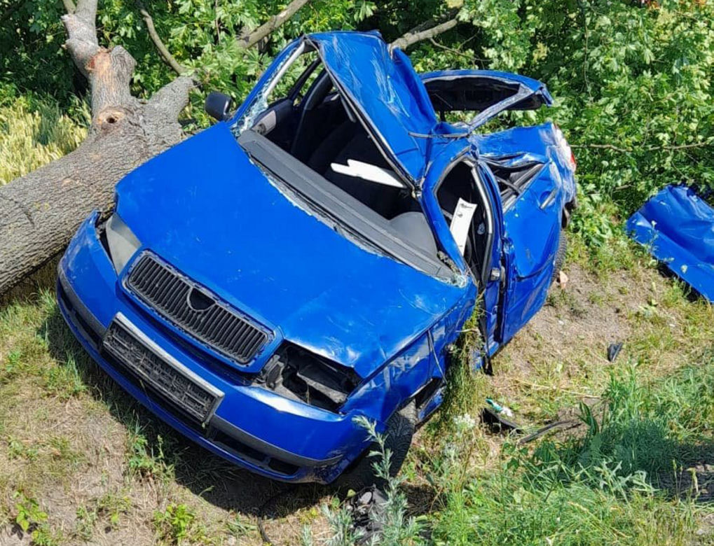 Koszmarny wypadek pod Płockiem! 35-latek uwięziony w skodzie nie żyje [ZDJĘCIA]
