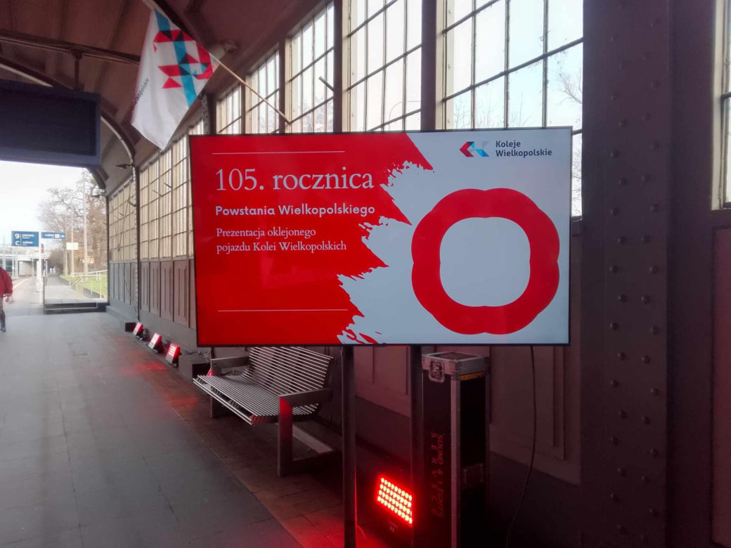 Tak wygląda specjalny pociąg Kolei Wielkopolskich z okazji 105. rocznicy wybuchu Powstania Wielkopolskiego