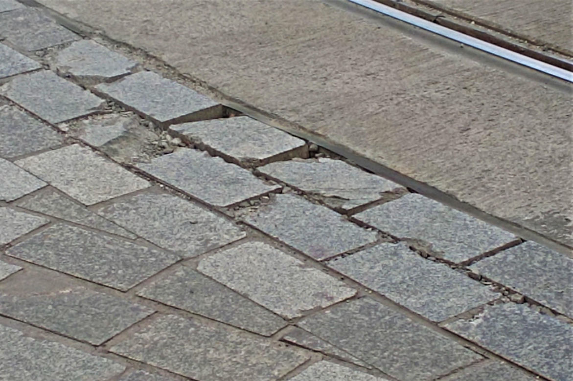 Krusząca się kostka brukowa na nowej pętli Dworzec Niebuszewo