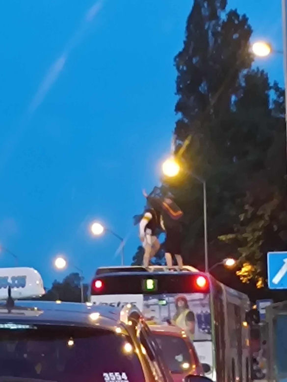 Dwóch nastolatków jeździło na dachu autobusu. Swoją głupotę mogli przypłacić życiem!