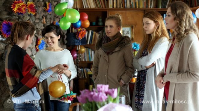 M jak miłość odc. 1144. Ula Mostowiak (Iga Krefft), Natalka (Marcjanna Lelek), Kinga (Katarzyna Cichopek), Ala (Olga Frycz), Anna (Tamara Arciuch)