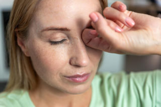 Skacze ci powieka? To nie zawsze brak magnezu. Eksperci wskazują inną, częstszą przyczynę 