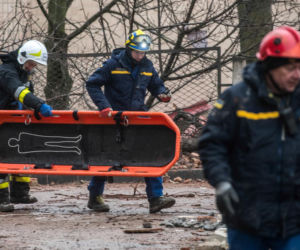 Akcja poszukiwawczo-ratownicza w miejscu uderzenia rosyjskiej rakiety manewrującej w wielopiętrowy budynek mieszkalny w Tarnopolu
