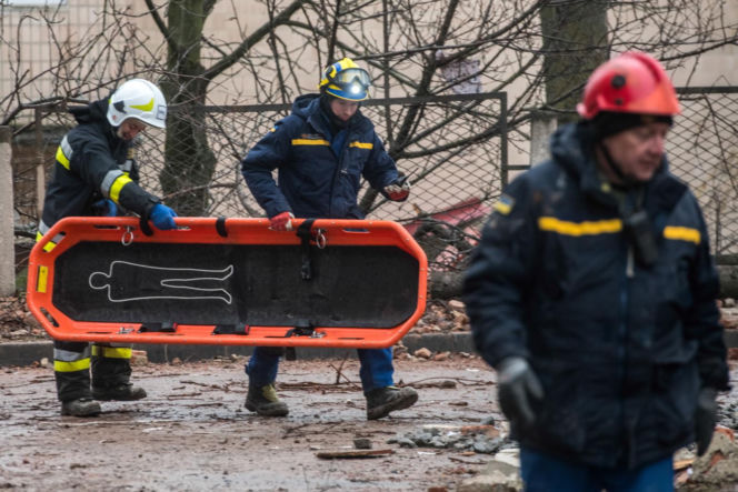 Akcja poszukiwawczo-ratownicza w miejscu uderzenia rosyjskiej rakiety manewrującej w wielopiętrowy budynek mieszkalny w Tarnopolu