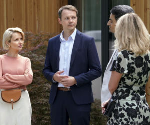 Barwy szczęścia odc. 2364. Bruno (Lesław Żurek), Bożena (Marieta Żukowska), Stawicki (Piotr Borowski), Aneta (Zofia Zborowska)