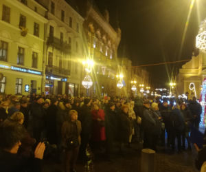 Manifestacja w obronie sądownictwa na Rynku Staromiejskim w Toruniu