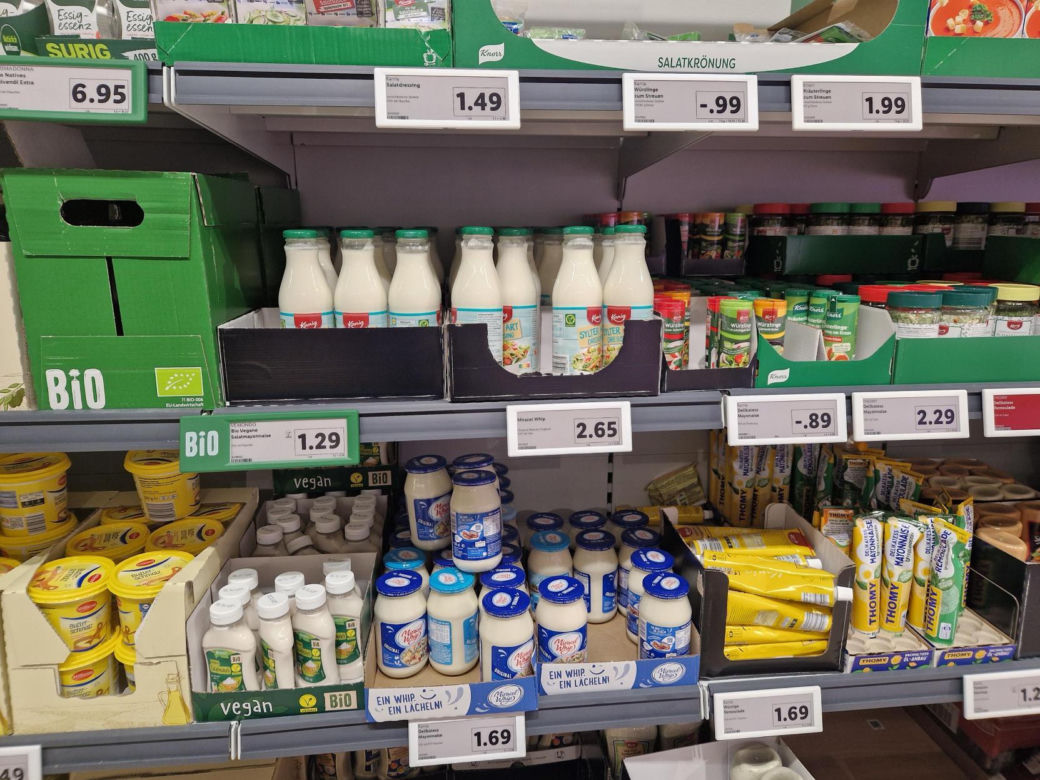 Porównaliśmy ceny w polskim i niemieckim markecie. Gdzie zarobimy tańsze zakupy na Wielkanoc? 