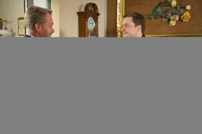 Na Wspólnej odc. 2304. Janusz Szymaniak (Mirosław Baka), Michał Brzozowski (Robert Kudelski)