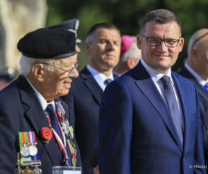 Prezydent RP Karol Nawrocki i pierwsza dama Marta Nawrocka podczas polowej mszy świętej na Polskim Cmentarzu Wojennym pod Monte Cassino