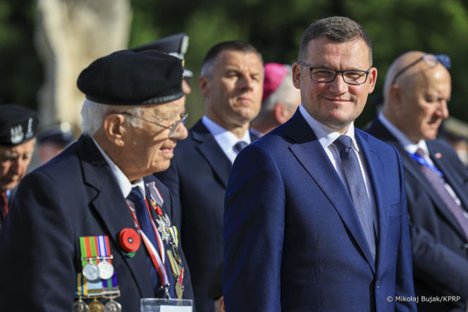 Prezydent RP Karol Nawrocki i pierwsza dama Marta Nawrocka podczas polowej mszy świętej na Polskim Cmentarzu Wojennym pod Monte Cassino