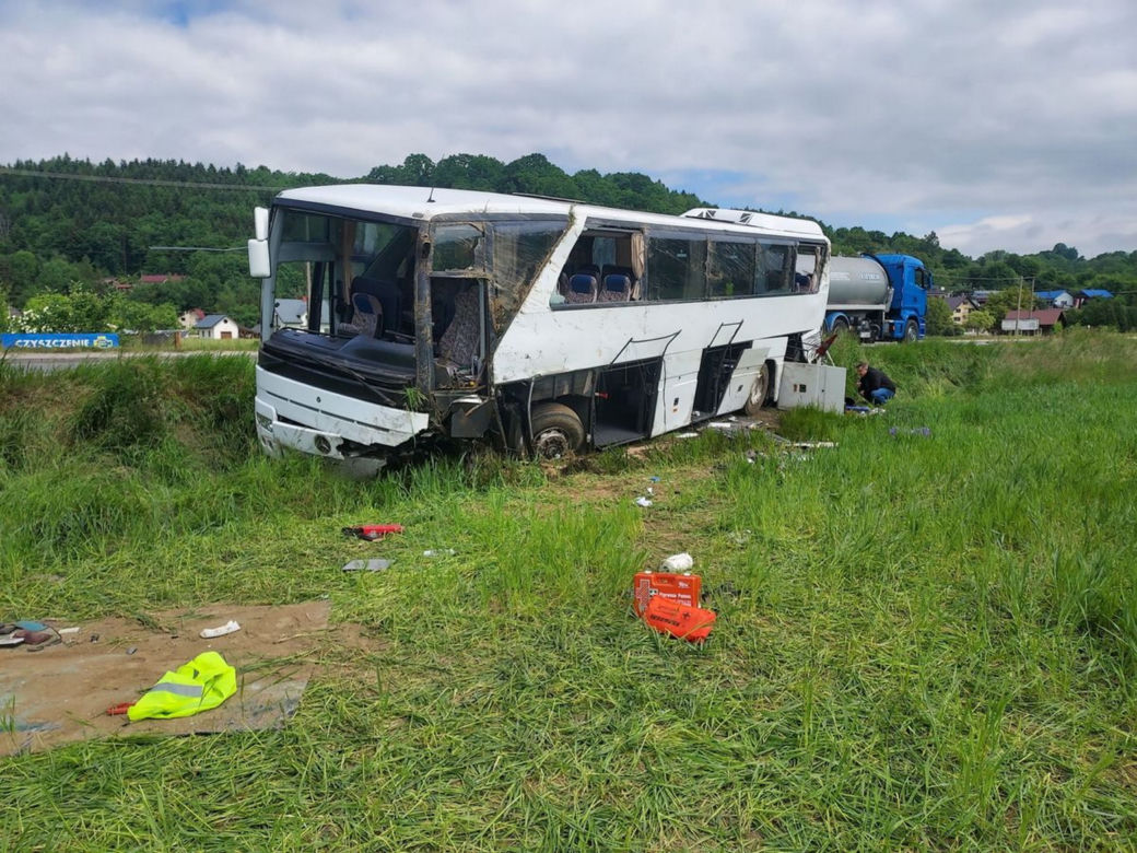 Autobus z dziećmi wyleciał z trasy. Liczba rannych w wywpadku Roztoce wzrosła