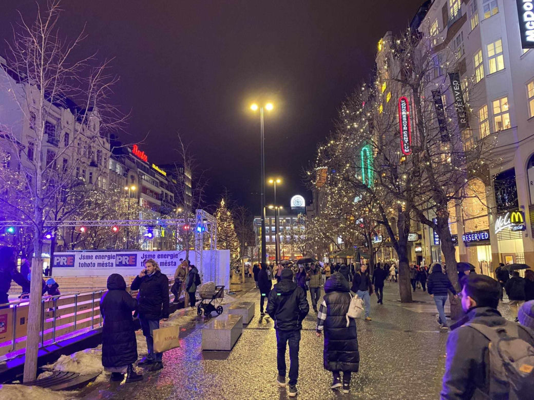 To jeden z najpopularniejszych jarmarków bożonarodzeniowych na świecie! Jak wygląda świąteczna atmosfera w Pradze?