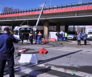 GDYNIA - ZDJĘCIA: Zderzenie TIRA z TROLEJBUSEM. 1 osoba NIE ŻYJE, 11 jest RANNYCH