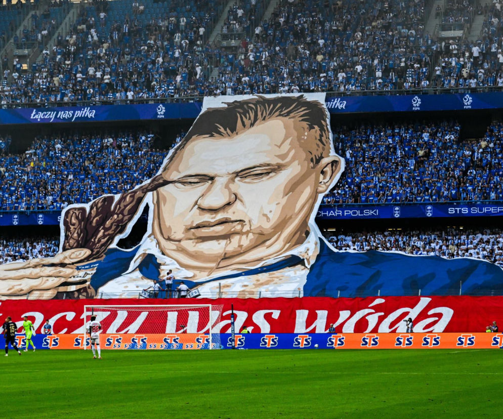 Oprawa kibiców z wizerunkiem Cezarego Kuleszy i napisem Łączy was woda na stadionie. O proteście w Poznaniu przeczytasz w Eska.