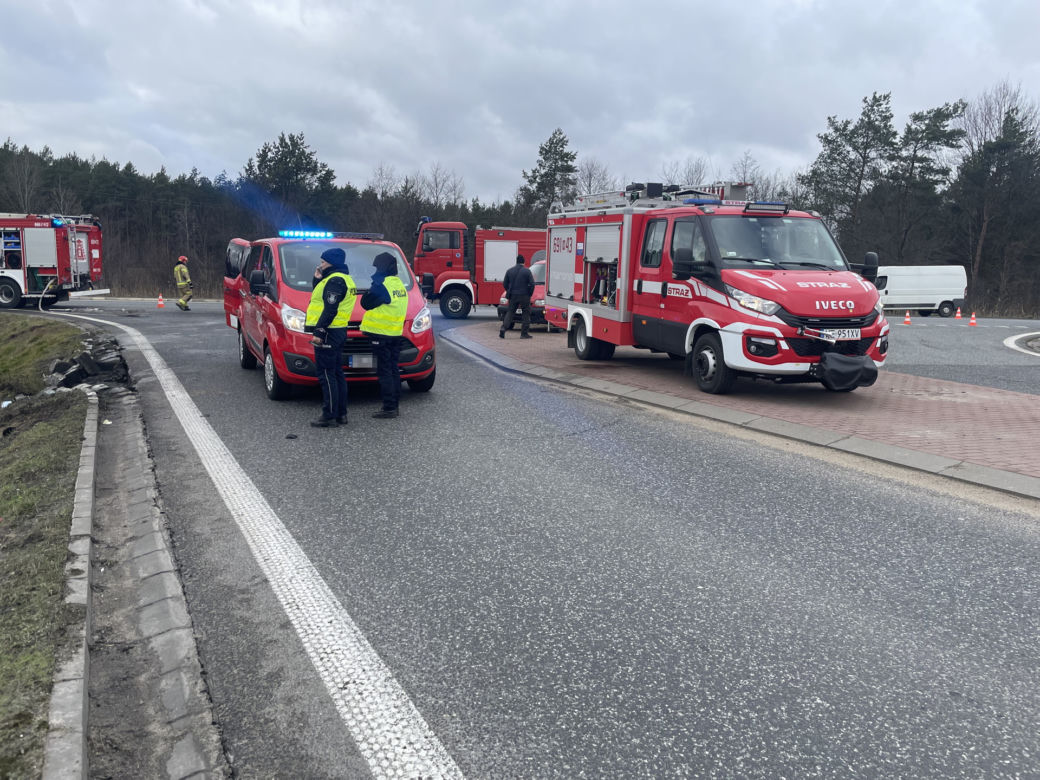 Cysterna roztrzaskała się pod Wyszkowem! Samochód na dachu, pilna akcja służb