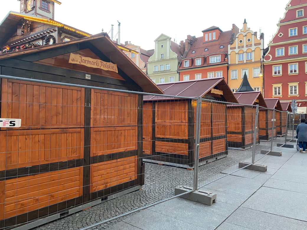 Choinka we Wrocławiu prawie gotowa. Zdania mieszkańców znowu podzielone [ZDJĘCIA]