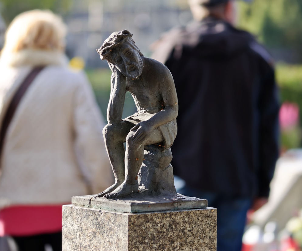 Ceny pogrzebu w Brzezinach bulwersują mieszkańców. Odpowiedział im sam papież!