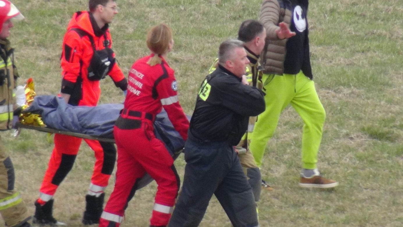 Koszmarny wypadek pod Brwinowem. Z koziołkującej hondy wypadli pasażerowie i kierowca. Jedna osoba zginęła na miejscu
