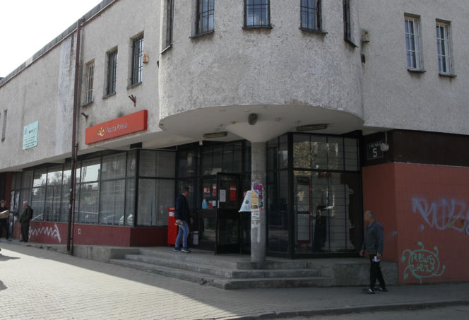 Ogromne kolejki, braki kadrowe oraz rażące zaniedbania ze strony listonoszy w Pocztach pod Warszawą