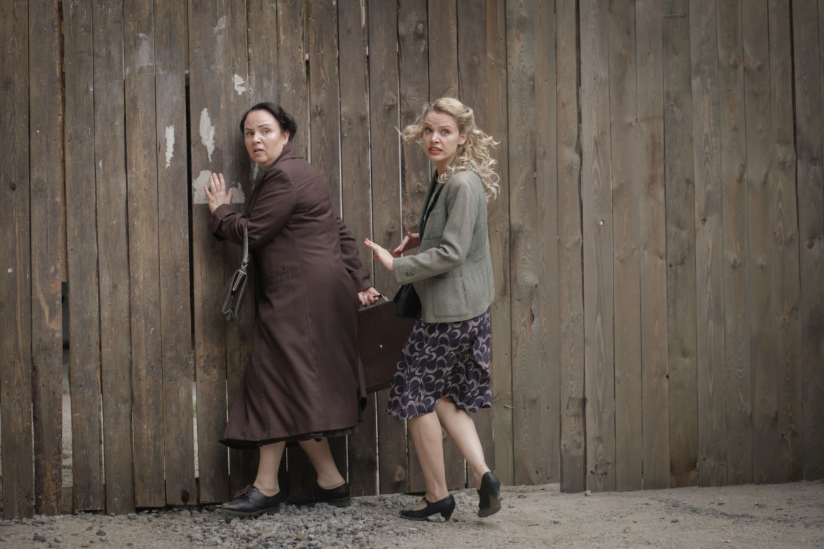 Wojenne dziewczyny 5 sezon odc. 53. Ewka (Vanessa Aleksander), Bronia (Magdalena Smalara)