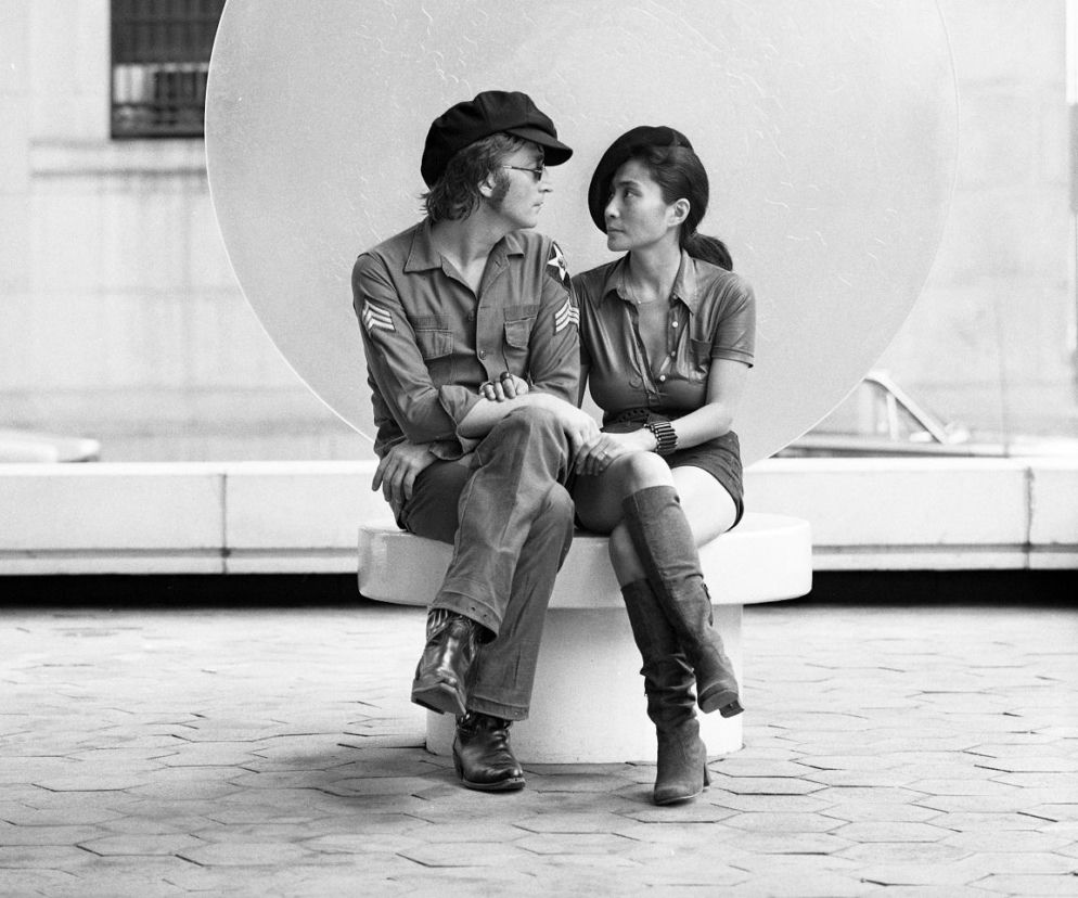 John Lennon i Yoko Ono siedzą blisko siebie i patrzą sobie w oczy. O filmie Power to the People przeczytasz na EskaRock.