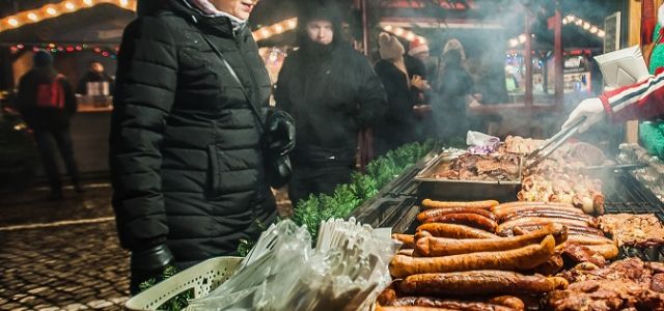 Jarmarki Świąteczne 2017 i chore ceny. Ketchup za 15 i szaszłyk za 90 złotych. Gdzie tak zdzierają?  