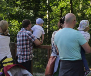 Stawianie dzieci na ogrodzeniu wybiegu dla zwierząt jest zabronione i niebezpieczne.