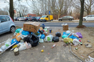 Przepełnione kontenery i stosy worków. Na Czechowie nie ma komu sprzątać [GALERIA]