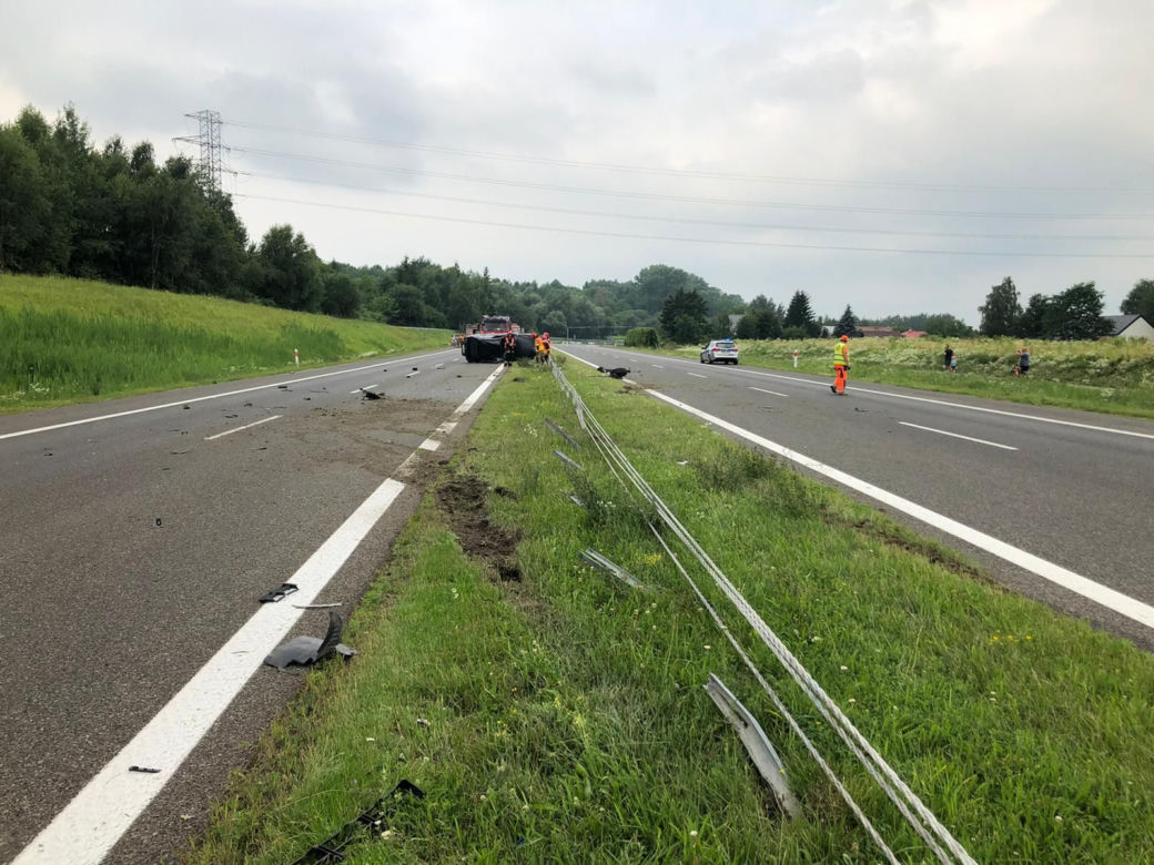 Jeden kierowca usnął za kółkiem, drugi nie opanował swojego bmw. Dwa groźne dachowania w regionie 