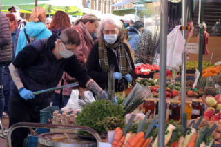Po zakupach trzeba zdezynfekować produkty? Ekspert nie pozostawia złudzeń