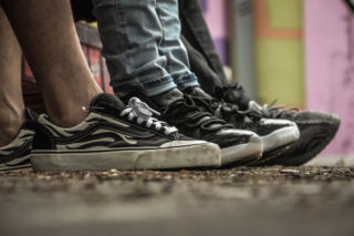 Bełchatów. 12- i 13-latka pijane na umór. Do karetki nieśli je strażacy