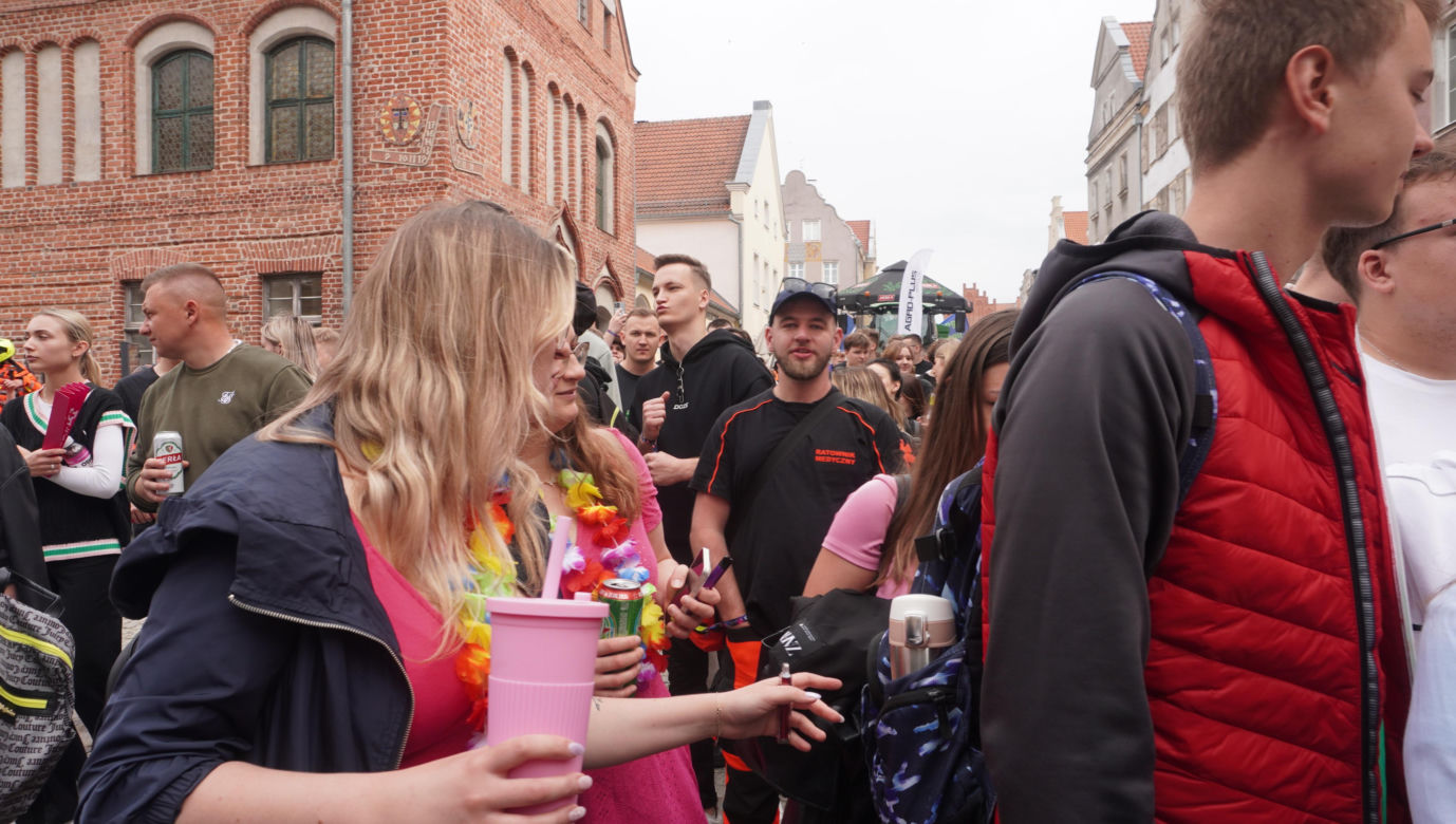 Kortowiada 2024. Parada Wydziałów przeszła ulicami miasta. Studenci tłumnie wzięli udział w imprezie