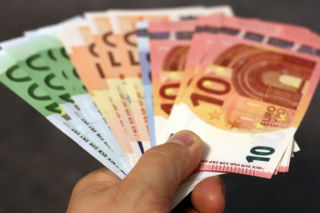 Mandaty – w Australii za… celowe plucie, w RFN za nieprzestrzeganie dystansu