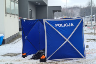 Rzeszów. Ciało 47-latki z ranami kłutymi przed blokiem! 42-latek zatrzymany po obławie [ZDJĘCIA]