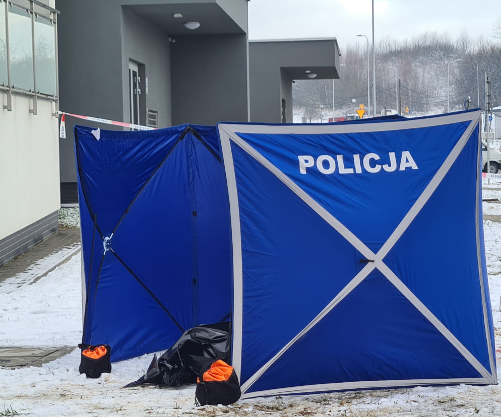 Rzeszów. Ciało 47-latki z ranami kłutymi przed blokiem! 42-latek zatrzymany po obławie