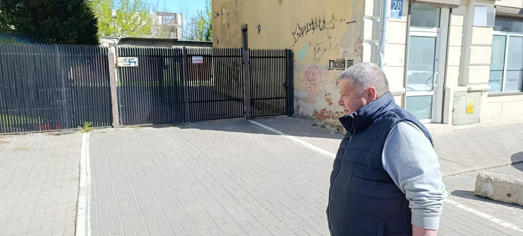 Haniebne malodwidło latami szpeciło bramę. Interwencja dziennikarza "Super Expressu"
