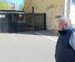 Haniebne malodwidło latami szpeciło bramę. Interwencja dziennikarza Super Expressu