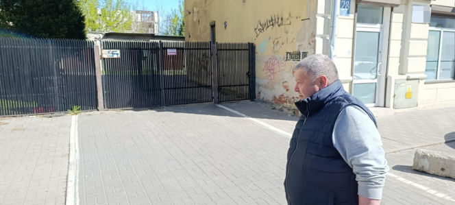 Haniebne malodwidło latami szpeciło bramę. Interwencja dziennikarza "Super Expressu"