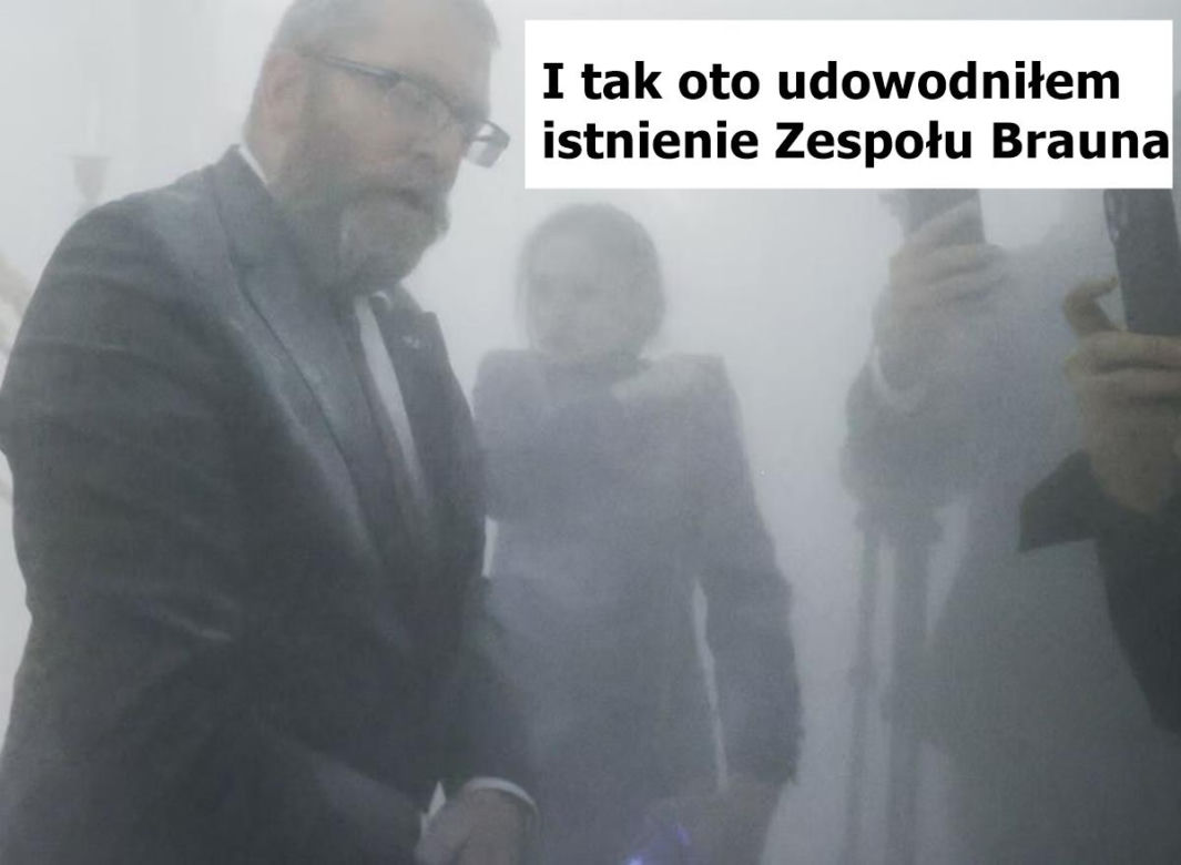 Grzegorz Braun z gaśnicą w Sejmie