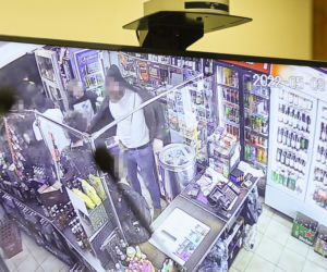 Co widać na nagraniu ataku nożem na Nowym Świecie? Sąd odtworzył szokujący materiał